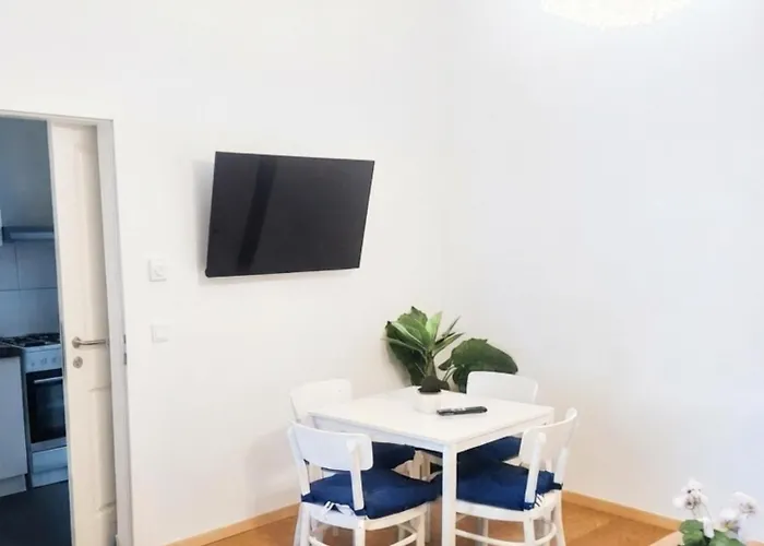 10-min To Westbahnhof 1br & Living Apartment *